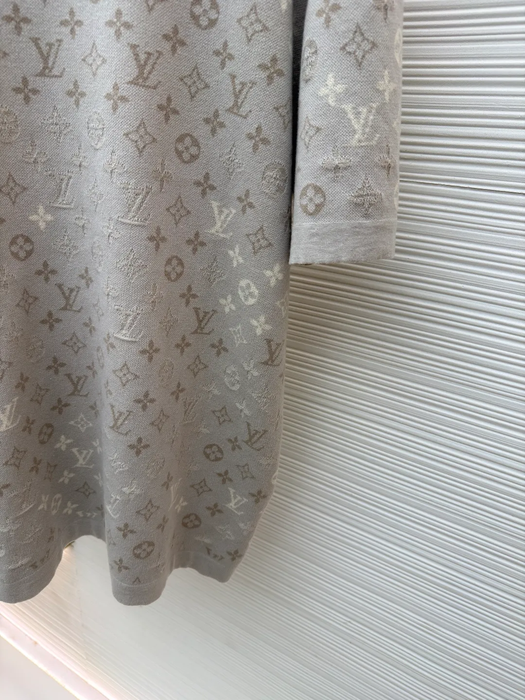 LOUIS VUITTON letter gradient jacquard short sleeves ●Original version: Purchased and developed by 9545 ●Item number: 1681787-A60 ●Fabric: cotton fabric ●Technology: knitted jacquard production ●Color: light apricot ●Version: fitted version ●Weight: about 405 grams ●Size: XS-S-M-L ●Description: Using high-count cotton blended knitting technology, the body uses intarsia jacquard technology to fully present the brand's signature. The texture of apricot, light rice, and light brown yarns is interwoven to achieve a three-dimensional layering and soft gradient texture of the pattern. The neckline is trimmed with ribbing of the same color, taking into account elasticity and shaping effects; the short-sleeved sleeves are seamlessly knitted in one piece to reduce seam friction. The fabric is pre-shrunk to ensure it is not easily deformed after wearing, while retaining the breathability and drape of knitted materials. The overall process combines the brand's classic logo with comfortable knitting, and the stitch pitch error of each jacquard texture is controlled within 0.1mm, which not only highlights the exquisite details, but also adapts to the relaxed needs of daily wear. The overall wiring is straight and delicate, the fabric is comfortable and soft, and the color is consistent without color difference. It can be matched with the same style to create a fashionable look and control various occasions. Customized accessories, complete with three standards, same style for men and women!